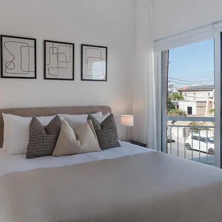 Phaedrus Living Breeze Residences Finesse * לרנקה